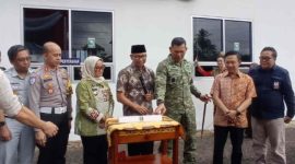 Gubernur Lampung Rahmad Mirzani Djausal bersama Bupati Lampung Timur Hj. Ela Siti Nuryamah meresmikan operasional perdana Samsat Drive Thru di Desa Mataram Baru, Kecamatan Mataram Baru, pada Sabtu (27/12/2025).