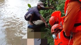 Jasad Sumadiyanto (41), warga Sekampung Udik, ditemukan mengambang di Sungai Way Sekampung. Korban diduga alami gangguan mental.