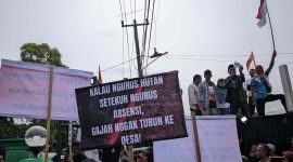 Warga desa penyangga Taman Nasional Way Kambas (TNWK) yang terdampak konflik berkepanjangan dengan gajah liar melakukan demonstrasi.