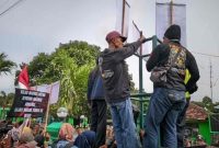 Ribuan warga dari desa-desa penyangga hutan di Kecamatan Way Jepara dan Labuhan Ratu, Kabupaten Lampung Timur, menggelar aksi unjuk rasa di depan Balai Taman Nasional Way Kambas (TNWK), Selasa (13/1/2026).