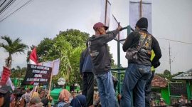 Ribuan warga dari desa-desa penyangga hutan di Kecamatan Way Jepara dan Labuhan Ratu, Kabupaten Lampung Timur, menggelar aksi unjuk rasa di depan Balai Taman Nasional Way Kambas (TNWK), Selasa (13/1/2026).