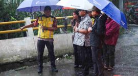 Wakil Gubernur Jawa Tengah, Taj Yasin Maemoen, saat meninjau langsung lokasi longsor di pintu masuk wisata tersebut, Selasa (13/1/2026).