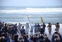 prosesi labuhan yang digelar Keraton Yogyakarta di Pantai Parangkusumo, Senin (19/1/2026).