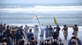 prosesi labuhan yang digelar Keraton Yogyakarta di Pantai Parangkusumo, Senin (19/1/2026).