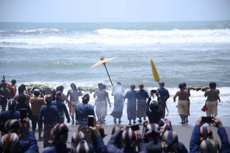 prosesi labuhan yang digelar Keraton Yogyakarta di Pantai Parangkusumo, Senin (19/1/2026).