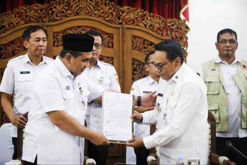 Wagub Jateng, Taj Yasin menyerahkan SK Plt Bupati kepada Risma Ardhi Chandra yang secara resmi ditunjuk sebagai Pelaksana Tugas (Plt) Bupati Pati.