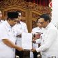 Wagub Jateng, Taj Yasin menyerahkan SK Plt Bupati kepada Risma Ardhi Chandra yang secara resmi ditunjuk sebagai Pelaksana Tugas (Plt) Bupati Pati.
