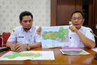 Kepala Dinas ESDM Jawa Tengah, Agus Sugiharto menunjukan hasil kajian longsor Gunung Slamet.