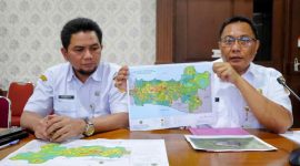 Kepala Dinas ESDM Jawa Tengah, Agus Sugiharto menunjukan hasil kajian longsor Gunung Slamet.