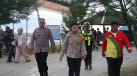 Kapolres Lampung Timur AKBP Heti Patmawati pantau langsung destinasi wisata seperti Pugung Raharjo dan Pantai Mutiara Baru untuk memastikan keamanan libur Tahun Baru 2026.