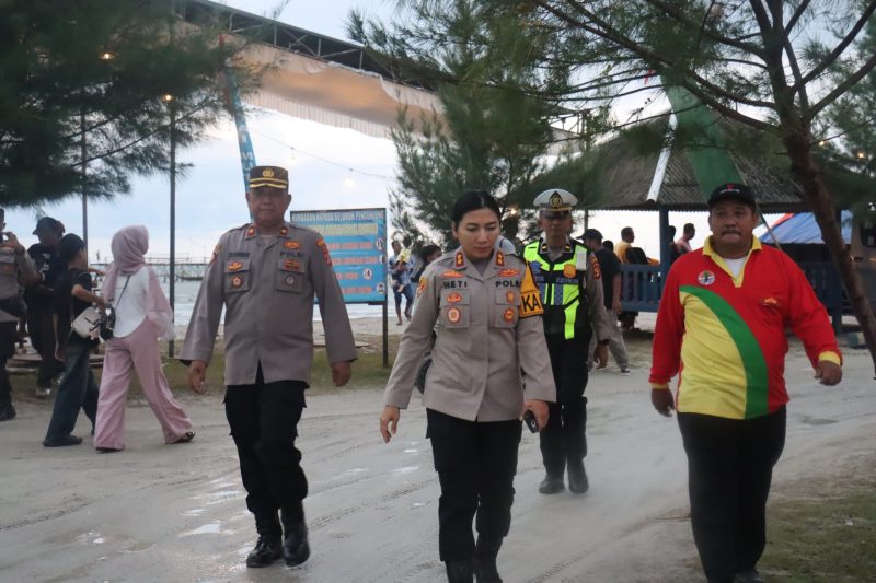Kapolres Lampung Timur AKBP Heti Patmawati pantau langsung destinasi wisata seperti Pugung Raharjo dan Pantai Mutiara Baru untuk memastikan keamanan libur Tahun Baru 2026.