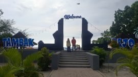 Pantai Tambakrejo di Blitar diserbu ribuan wisatawan selama libur Natal dan Tahun Baru 2026.