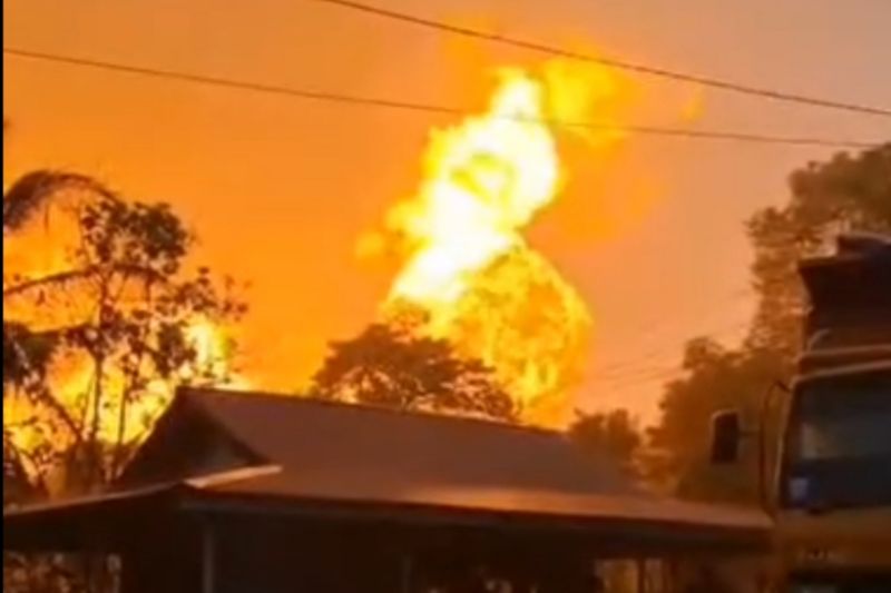 Pipa gas PT TGI di Indragiri Hilir meledak dan terbakar hebat, Jumat (2/1). 