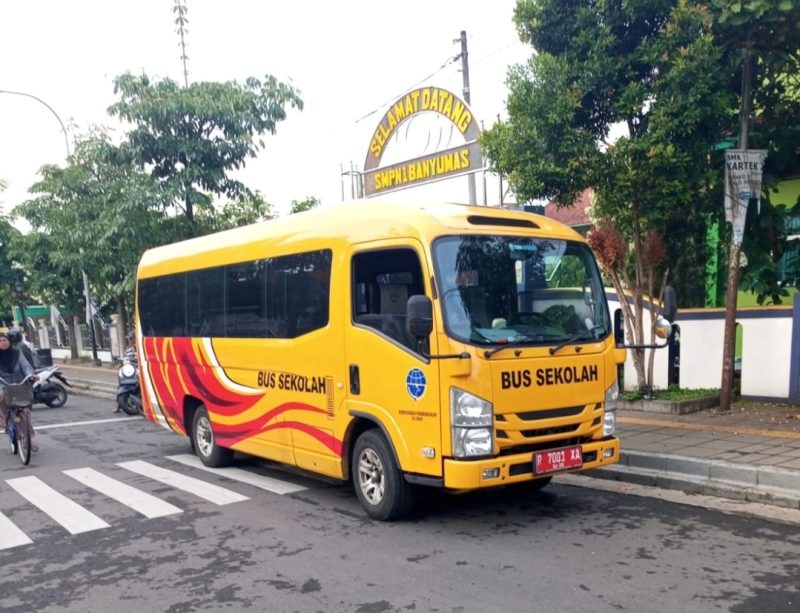 Pemerintah Kabupaten Banyumas operasikan 4 dari 5 unit Bus Sekolah Gratis untuk pelajar dan guru. 