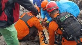 Detik-Detik Tim SAR Evakuasi Jenazah Syafiq Ali, Pendaki Hilang di Gunung Slamet