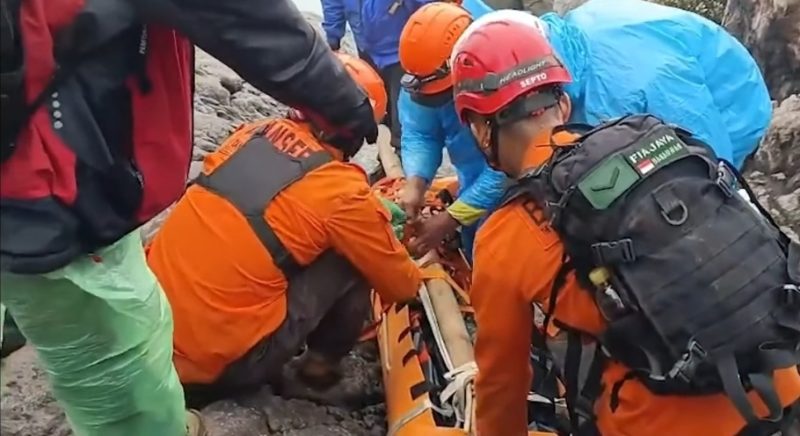 Detik-Detik Tim SAR Evakuasi Jenazah Syafiq Ali, Pendaki Hilang di Gunung Slamet