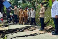 Gubernur Jateng Ahmad Luthfi meninjau lokasi longsor Tegal.