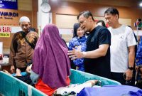 Gubernur Jateng Ahmad Luthfi meninjau pasien di rumah sakit.