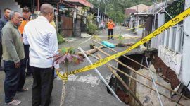 Gubernur Jawa Tengah Ahmad Luthfi mendadak datang meninjau lokasi tanah amblas di Ungaran, Semarang, Jumat (13/2/2026).