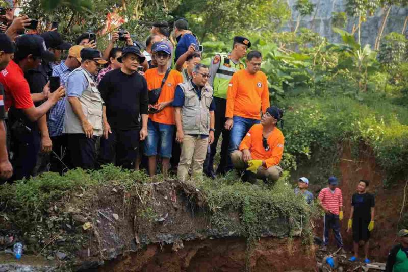 Gubernur Jateng Ahmad Luthfi saat meninjau lokasi bencana di Ungaran, Semarang pada Selasa (17/2/2026).