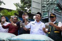 Wakil Gubernur Jawa Tengah, Taj Yasin Maimoen menunjukan barang bukti kasus penyelundupan 90,2 Ton Kratom di Pelabuhan Tanjung Emas Semarang.