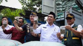 Wakil Gubernur Jawa Tengah, Taj Yasin Maimoen menunjukan barang bukti kasus penyelundupan 90,2 Ton Kratom di Pelabuhan Tanjung Emas Semarang.