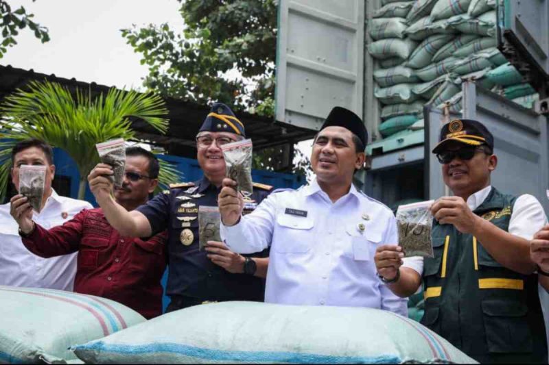 Wakil Gubernur Jawa Tengah, Taj Yasin Maimoen menunjukan barang bukti kasus penyelundupan 90,2 Ton Kratom di Pelabuhan Tanjung Emas Semarang.