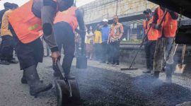 Perbaikan Jalan di wilayah Jawa Tengah menjelang Hari Raya Idul Fitri.
