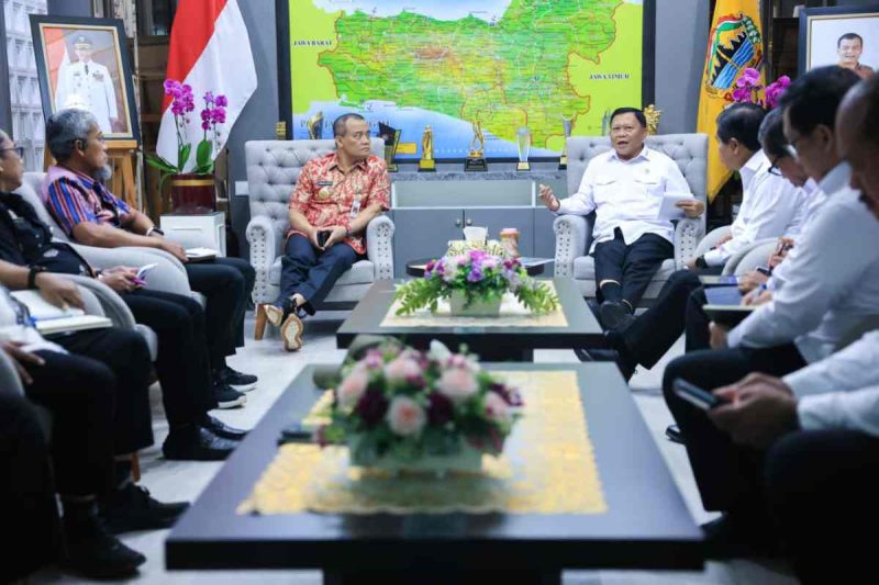 Kepala Badan Otorita Pengelola Pantura Jawa (BOPPJ), Didit Herdiawan Asha, saat bertemu Gubernur Ahmad Luthfi pada Selasa (3/3/2026).