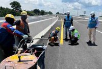 Para pekerja sedang melakukan pekerjaan di Tol Bawen - Ambarawa.