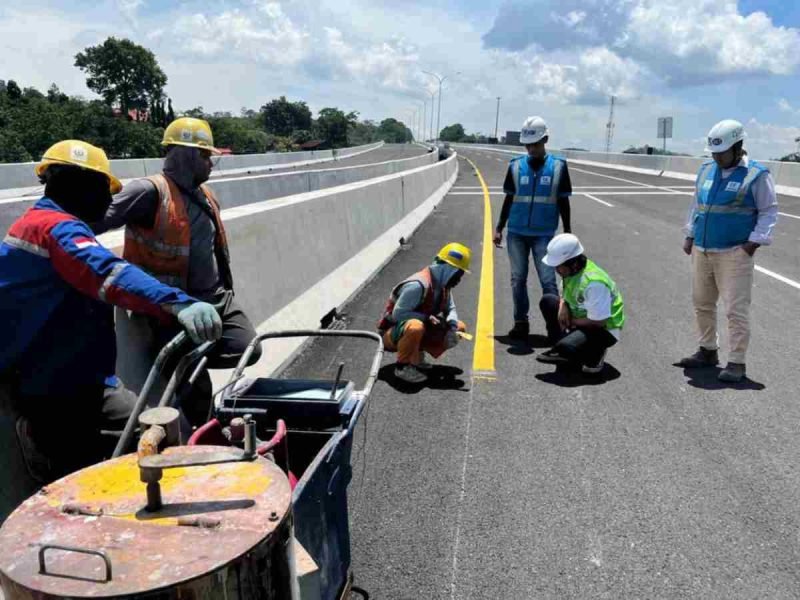 Para pekerja sedang melakukan pekerjaan di Tol Bawen - Ambarawa.