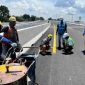 Para pekerja sedang melakukan pekerjaan di Tol Bawen - Ambarawa.