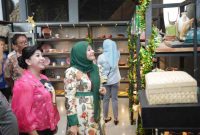 Ketua Dekranasda Jawa Tengah Nawal Arafah Yasin saat mengunjungi Naruna Ceramic Salatiga.
