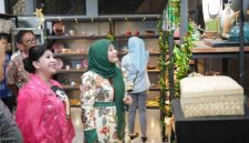 Ketua Dekranasda Jawa Tengah Nawal Arafah Yasin saat mengunjungi Naruna Ceramic Salatiga.