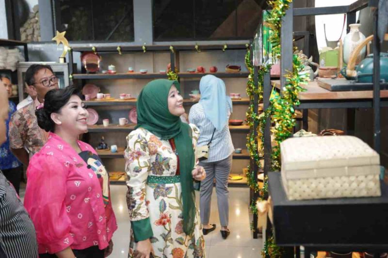 Ketua Dekranasda Jawa Tengah Nawal Arafah Yasin saat mengunjungi Naruna Ceramic Salatiga.