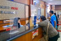 Warga saat membayar pajak kendaraan di Samsat Semarang.