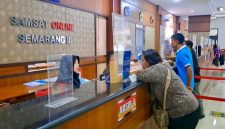 Warga saat membayar pajak kendaraan di Samsat Semarang.