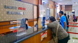 Warga saat membayar pajak kendaraan di Samsat Semarang.