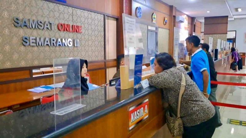 Warga saat membayar pajak kendaraan di Samsat Semarang.