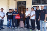 IWO Lampung menyerahkan bantuan ke warga kurang mampu.