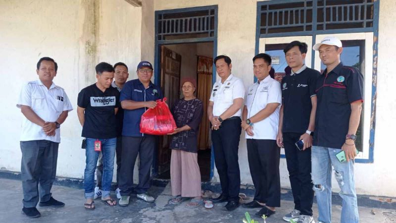IWO Lampung menyerahkan bantuan ke warga kurang mampu.