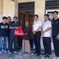 IWO Lampung menyerahkan bantuan ke warga kurang mampu.
