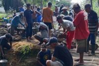 Puluhan warga Dusun 02 Desa Sriminosari sat membangun Jembatan Swadaya Desa Sriminosari secara mandiri. 