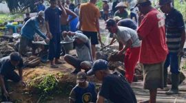 Puluhan warga Dusun 02 Desa Sriminosari sat membangun Jembatan Swadaya Desa Sriminosari secara mandiri. 