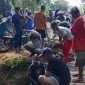 Puluhan warga Dusun 02 Desa Sriminosari sat membangun Jembatan Swadaya Desa Sriminosari secara mandiri. 