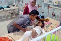 Seorang bocah bernama Unfa di Desa Tulung Pasik, Lampung Timur saat mendapat perawatan.
