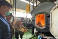 Petugas Karantina Yogyakarta musnahkan komoditas ilegal pertanian dan perikanan di Bandara Internasional Yogyakarta (YIA) Kulon Progo pada Rabu (24/06/2026).