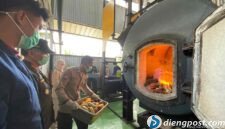 Petugas Karantina Yogyakarta musnahkan komoditas ilegal pertanian dan perikanan di Bandara Internasional Yogyakarta (YIA) Kulon Progo pada Rabu (24/06/2026).