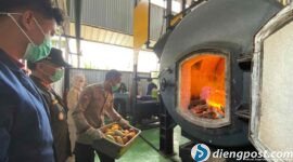 Petugas Karantina Yogyakarta musnahkan komoditas ilegal pertanian dan perikanan di Bandara Internasional Yogyakarta (YIA) Kulon Progo pada Rabu (24/06/2026).