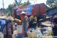 Penyaluran air bersih di wilayah Grobogan, Jawa Tengah.